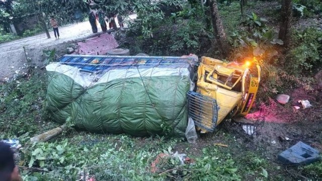 রাজশাহীতে পেঁয়াজবোঝাই ট্রাক খাদে, চালকের মৃত্যু