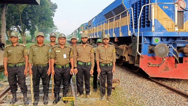 অবরোধ মোকাবিলায় মাঠে আনসার-ভিডিপি