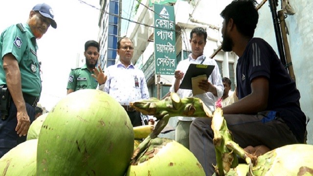 ডাবের দাম বেশি নেওয়ায় জরিমানা গুনলেন ৪ ব্যবসায়ী