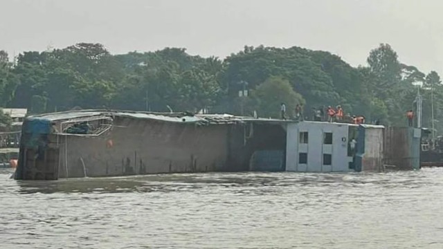 দৌলতদিয়া-পাটুরিয়া নৌরুটে পরিবহনসহ ফেরি ডুবি