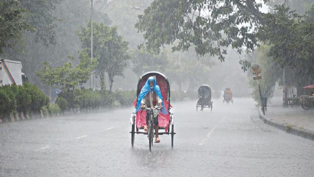 রাজধানীতে বৃষ্টি দিয়ে দিন শুরু