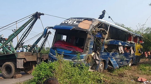 বাস নিয়ন্ত্রণ হারিয়ে খাদে, প্রাণ গেল ৫ জনের