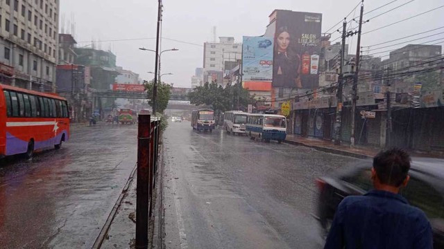 রাজধানীতে মধ্যরাত থেকে দমকা বাতাস, ঝরছে বৃষ্টি