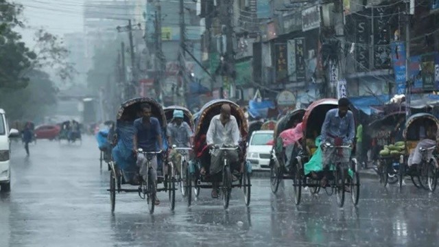 তীব্র তাপদাহের মধ্যে ঢাকায় স্বস্তির বৃষ্টি