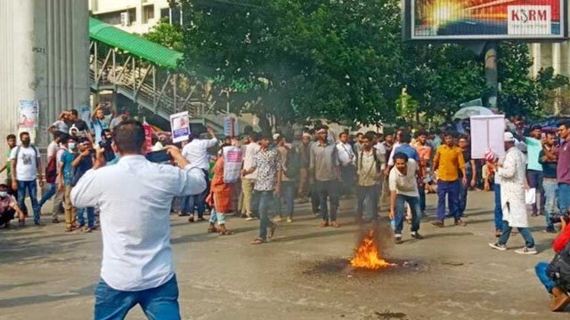 পুলিশের ব্যারিকেড ভেঙে সড়ক অবরোধে চাকরিপ্রত্যাশীরা