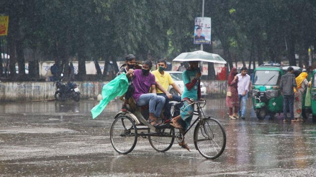 লঘুচাপে ঝরছে বৃষ্টি, কমবে তাপমাত্রা