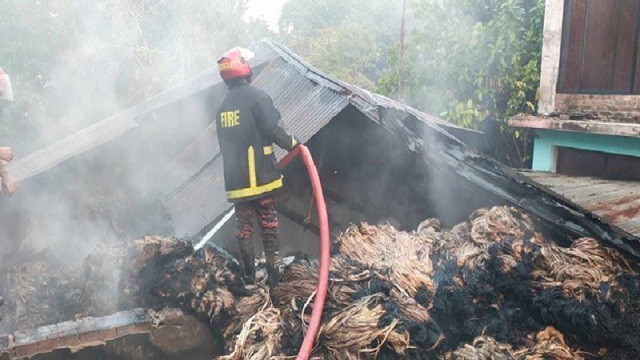 পাটের গোডাউনে অগ্নিকাণ্ড, কোটি টাকার ক্ষতি