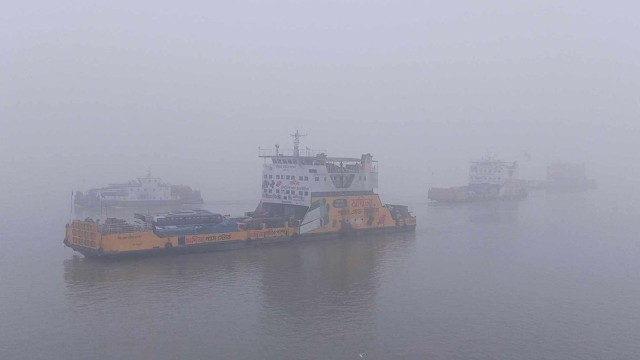 দৌলতদিয়া-পাটুরিয়া নৌরুটে ফেরি চলাচল বন্ধ