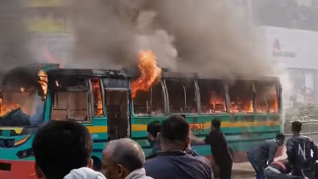 ধানমন্ডিতে বাসে আগুন