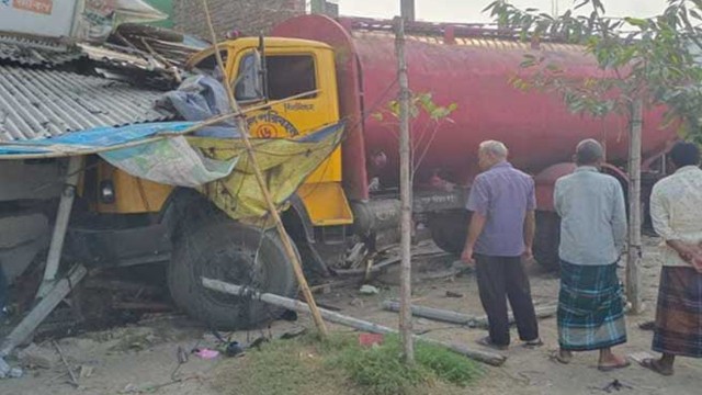 ঘুমাচ্ছিলেন চালক, চায়ের দোকানে লরি ঢুকে নিহত ২