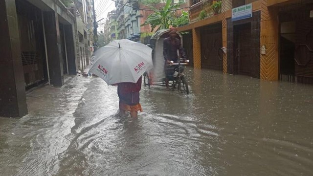 বৃষ্টিতে তলিয়ে গেছে চট্টগ্রামের নিম্নাঞ্চল