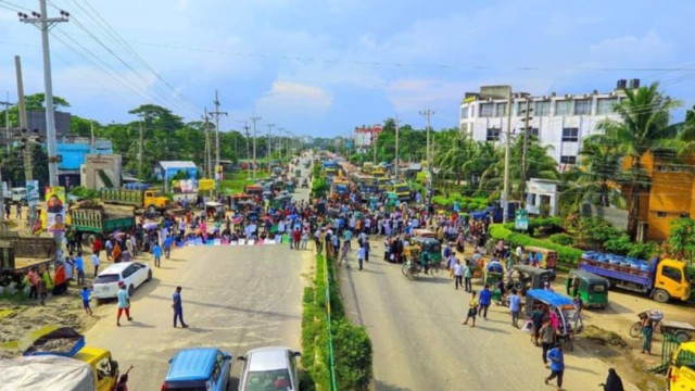 নজরুল বিশ্ববিদ্যালয় শিক্ষার্থীদের ঢাকা-ময়মনসিংহ মহাসড়ক অবরোধ