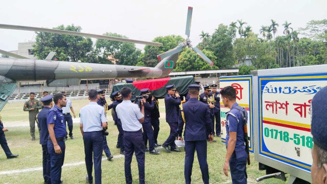 মানিকগঞ্জে পৌঁছেছে পাইলট রিফাতের মরদেহ