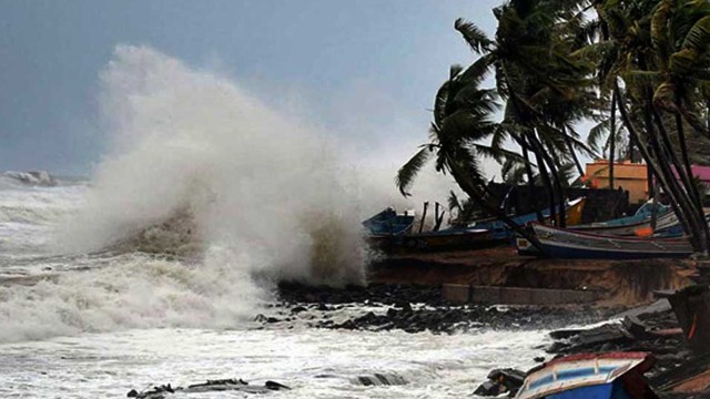 বন্দরে ৩ নম্বর সংকেত, উপকূলে ১০ ফুট জলোচ্ছ্বাসের শঙ্কা