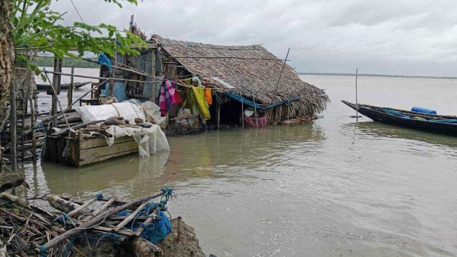 খুলনায় বাঁধ ভেঙে ২০টি গ্রাম প্লাবিত, ব্যাপক ক্ষয়ক্ষতি