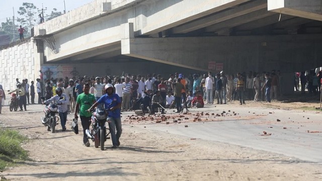 বগুড়ায় পুলিশ-বিএনপি সংঘর্ষ, মহাসড়কে যান চলাচল বন্ধ