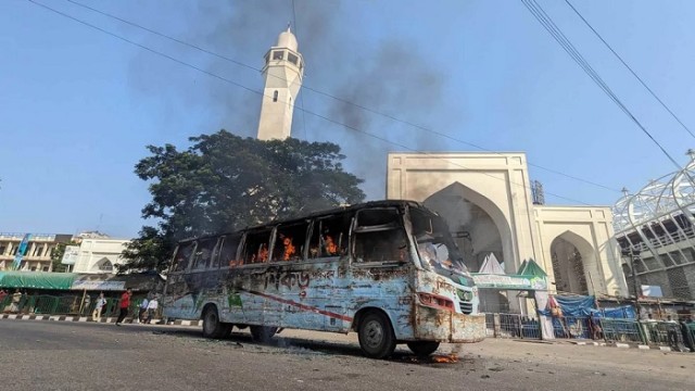 বায়তুল মোকাররমে বাসে দুর্বৃত্তদের অগ্নি সংযোগ