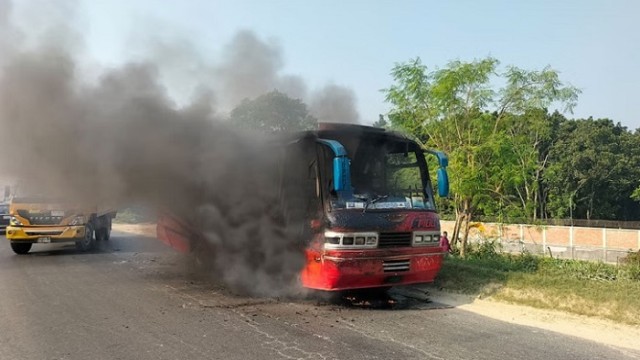 ঢাকা-আরিচা মহাসড়কে বাসে আগুন