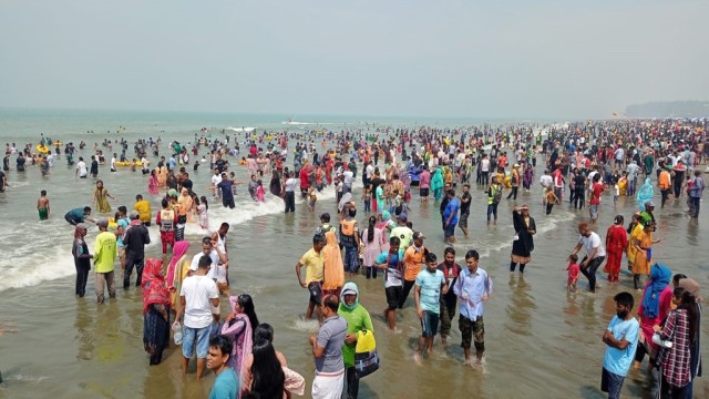 ঈদের টানা ছুটিতে কক্সবাজারে পর্যটকের ঢল