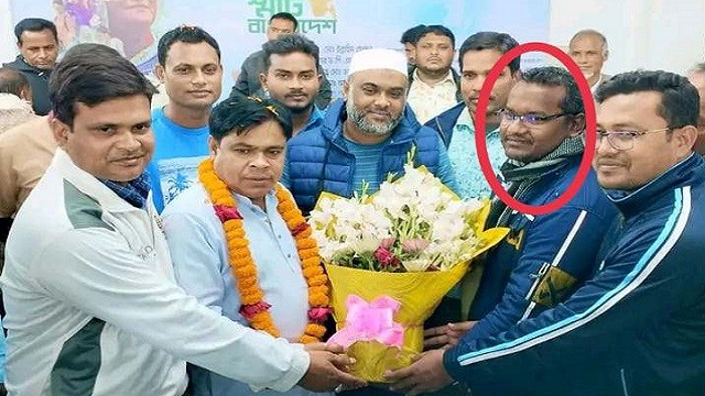 নৌকার প্রার্থীকে ফুল দেওয়ায় এসআইকে প্রত্যাহার