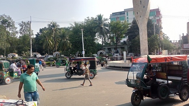 রাজশাহীতে দূরপাল্লার যানবাহন বন্ধ, অভ্যন্তরীণ রুটে স্বাভাবিক