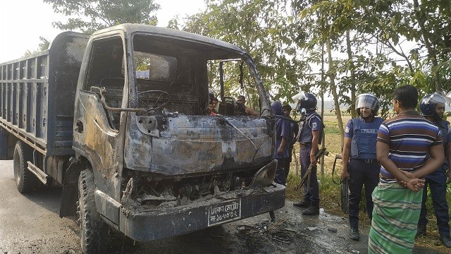 পেট্রোলবোমা ছুঁড়ে পণ্যবাহী ট্রাকে অগ্নিসংযোগ