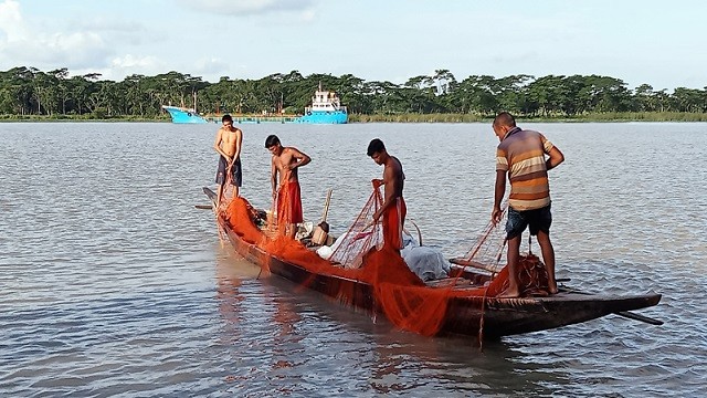 আবারও ইলিশ ধরতে নেমেছে জেলেরা