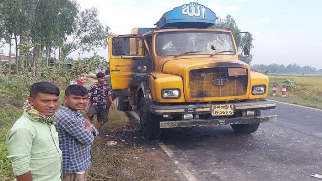 জয়পুরহাটে পাথরবোঝাই ট্রাকে আগুন