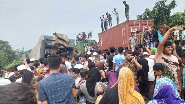 ভৈরবে ট্রেনের পেছনে ট্রেনের ধাক্কা, নিহত ১৬