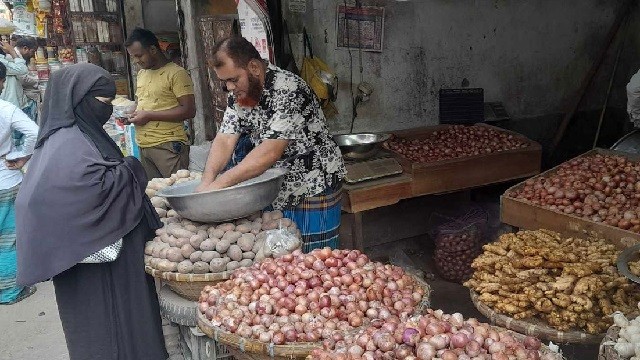 আলু-পেঁয়াজের বাজারে আগুন