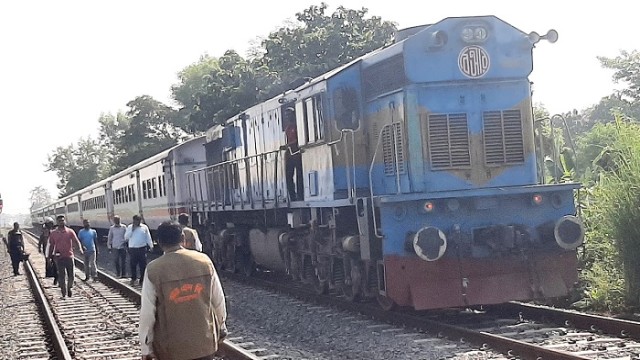 মৈত্রী এক্সপ্রেস ট্রেনে পেট্রল বোমা হামলা, গ্লাস ভাঙচুর