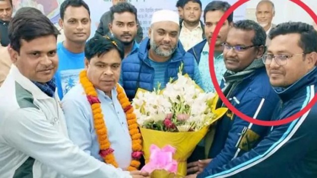 নৌকার প্রার্থীকে ফুলেল শুভেচ্ছা দেওয়ায় এসআই প্রত্যাহার