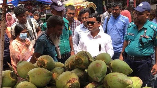 বেশি দামে ডাব বিক্রি, ৪ ব্যবসায়ীকে জরিমানা