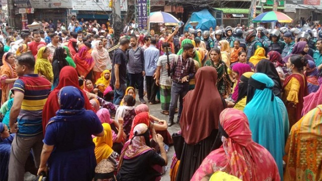 আজও শেওড়াপাড়ায় পোশাক শ্রমিকদের সড়ক অবরোধ, তীব্র যানজট