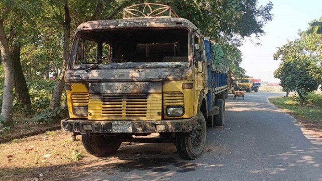 সিরাজগঞ্জে গমবোঝাই ট্রাকে আগুন