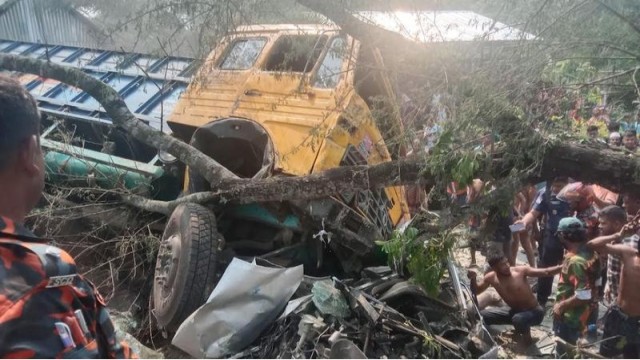 ঝালকাঠিতে ট্রাক-প্রাইভেটকার-অটোরিকশা সংঘর্ষে নিহত বেড়ে ১৪