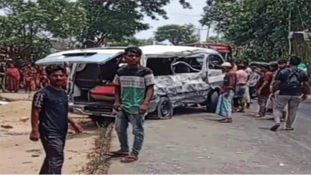 কক্সবাজারে বাস-মাইক্রোবাস সংঘর্ষে নিহত বেড়ে ৫