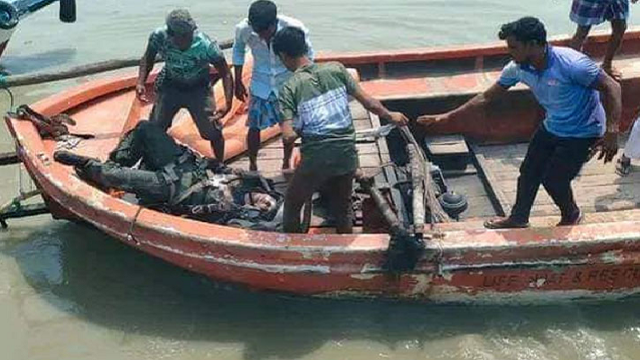 বিধ্বস্ত বিমান উদ্ধারে কর্ণফুলীতে যৌথ অভিযান চলছে