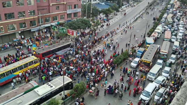 পোশাক শ্রমিকদের অবরোধে কুড়িল বিশ্বরোডে তীব্র যানজট