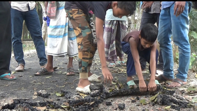 হাত দিয়ে টান দিলেই উঠে যায় সড়কের কার্পেটিং