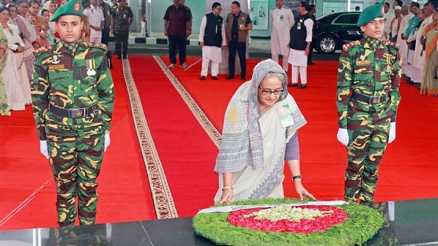 ৬ দফা দিবসে বঙ্গবন্ধুর প্রতিকৃতিতে প্রধানমন্ত্রীর শ্রদ্ধা