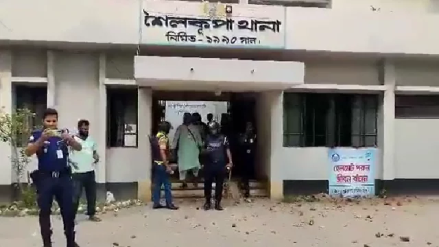 আওয়ামী লীগ নেতাকে ছাড়িয়ে নিতে থানায় হামলা, আহত ৩০