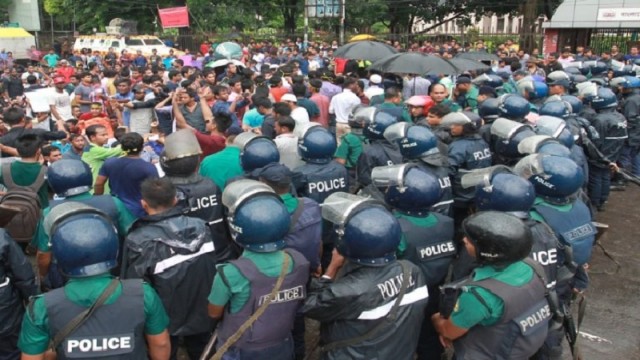 পুলিশি ব্যারিকেড ভেঙে শাহবাগে অবস্থান কোটাবিরোধীদের