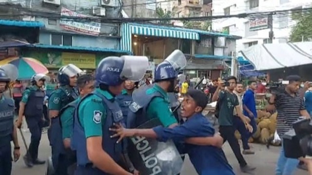 চট্টগ্রামে কোটাবিরোধী আন্দোলনে পুলিশের লাঠিচার্জ