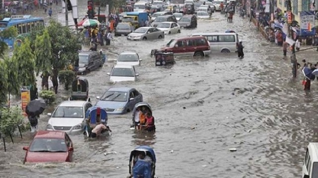 ভারী বৃষ্টিপাতে ডুবে গেল ঢাকা