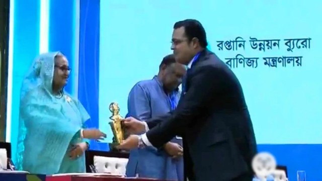 জাতীয় রপ্তানি ট্রফি তুলে দিলেন প্রধানমন্ত্রী