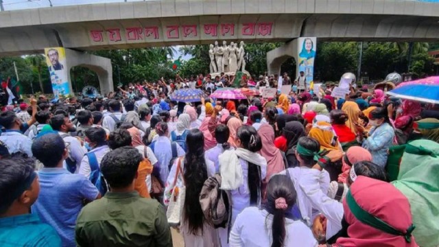 ঢাকা বিশ্ববিদ্যালয়ে কোটা আন্দোলনকারীদের বিক্ষোভ চলছে