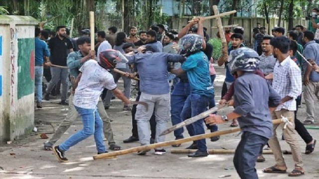 হামলায় আহত শতাধিক ঢাকা মেডিকেলে, সামনের সড়কে পাল্টাপাল্টি ধাওয়া