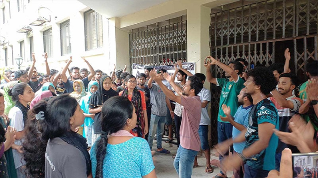 হল না ছাড়ার সিদ্ধান্তে অনড় কোটা আন্দোলনকারী শিক্ষার্থীরা