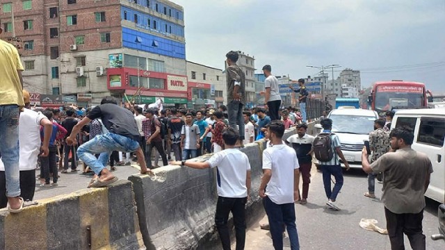 যাত্রাবাড়ীতে ঢাকা-চট্টগ্রাম মহাসড়ক সম্পূর্ণ বন্ধ